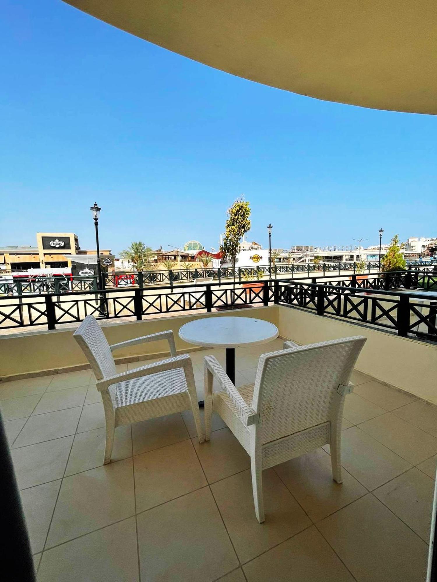 Naama Bay Promenade Manzaralı Üç Kişilik Oda