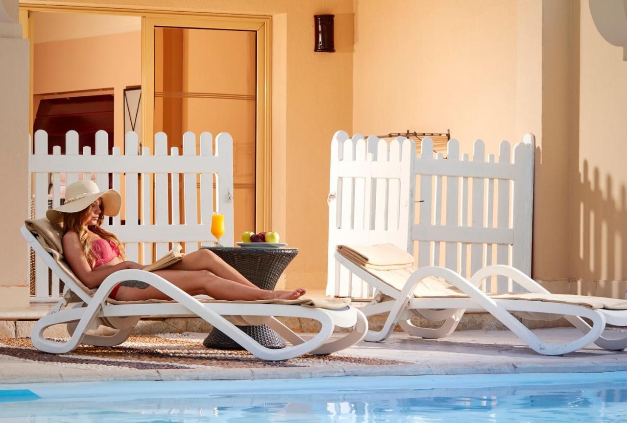 Swim-Up Room